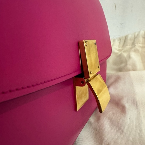 CELINE
Pink Box Leather Medium Classic Box Flap Bag (Pre-loved) with dust bag. - Picture 3 of 15